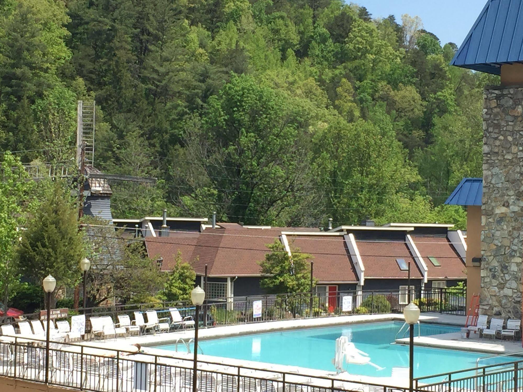 Clarion Pointe Downtown Gatlinburg Hotel Exterior foto