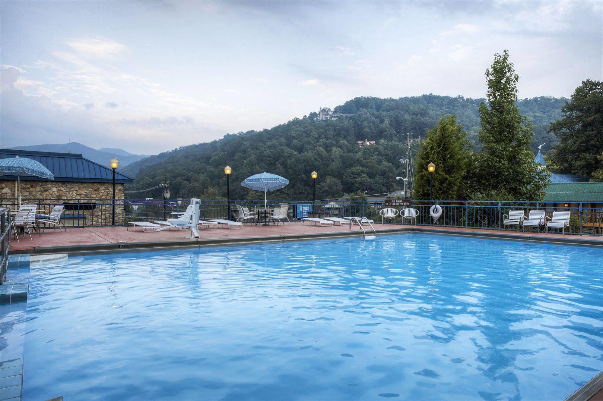 Clarion Pointe Downtown Gatlinburg Hotel Exterior foto